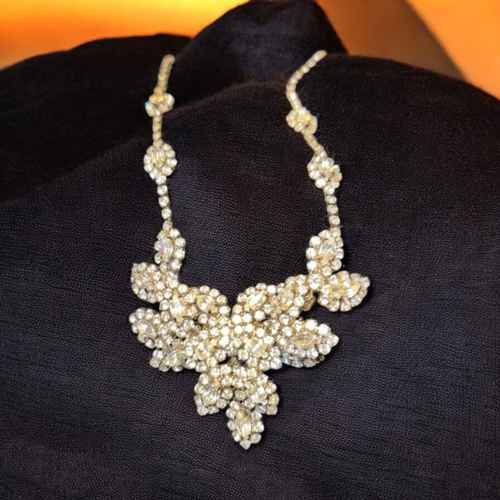 Vintage Rhinestone Leaf Flower Gold Tone Floral Unisigned Necklace - Picture 2 of 3